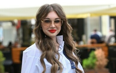 Ulična moda brineta iz Zagreba s Jacquemus torbom za plažu 2025.