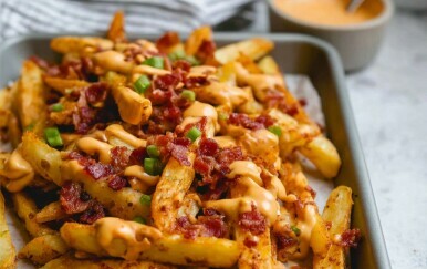 Natovareni krumpirići: Recept za pomfrit sa slaninom i sirom koji vam baka nikad ne bi preporučila