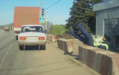 Uhvatili policajce u neugodnim situacijama, snimke su vrlo brzo postale hit