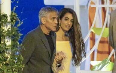 Amal Clooney u žutoj haljini s perjem