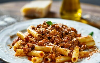 Jelo koje krši pravila talijanske kuhinje? Recept za tjesteninu u bogatom umaku od mesa i kobasica