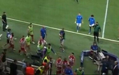 VIDEO Izbio apsolutni kaos: Frustrirani zvezdaši pokušali upasti na tribinu i obračunati se s navijačima