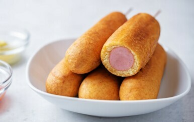 Mini pohane hrenovke corn dog recept