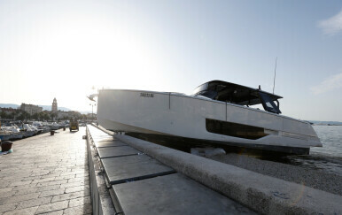 Gliser se zabio u obalu - 11