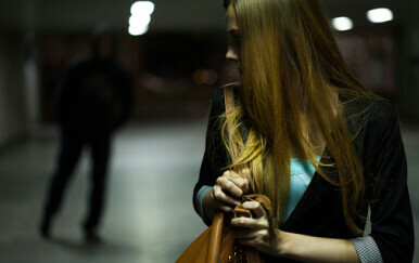 Muškarac i žena na ulici, ilustracija