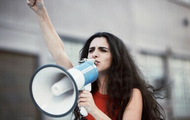 Kako se piše: aktivistica ili aktivistkinja