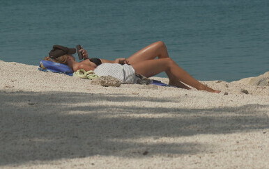 Sunčanje na otrovu! Popularna plaža puna krhotina azbesta