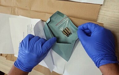 Tri metka stigla u kuverti u Vladu Srbije: Pošiljka naslovljena na Ivicu Dačića