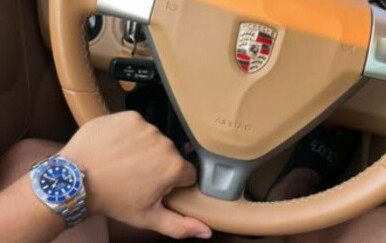 Pohvalio se luksuznim autom i satom, no detalj je otkrio drugu realnost