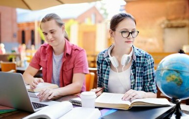 Mladić i djevojka kako uče geografiju