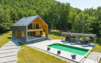 Sedam minuta od naplatnih kućica: Planinska oaza luksuza i mira u srcu Like