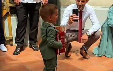 Dječak s harmonikom napravio pravi šou: Zapjevao poznati hit, a publika ga je pošteno nagradila