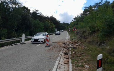 Zbog udara groma napukla cesta na Pelješcu - 1