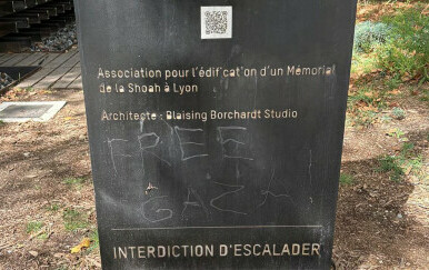 Francuski spomenik žrtvama holokausta oskrnavljen natpisom slobodna Gaza