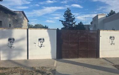 Na zidovima molitvenog prostora osvanuli sramotni natpisi i mural Ratka Mladića: Vjernici su zgroženi