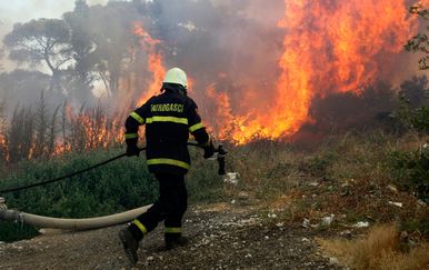Više požara planulo u Istri, u pomoć pozvani i kanaderi