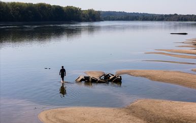 Dunav se povlači do rekordnih razina: Izronili ostaci prošlosti