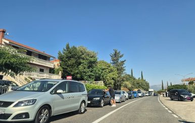 Kolona u Konavlama zbog gužvi prema granici s Crnom Gorom
