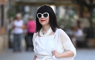 Mirela Holy u bijelim sandalama Naked Wolfe i capri hlačama na špici
