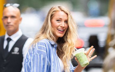 Blake Lively u natikačama Christiana Louboutina i podvinutim trapericama