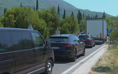Ogromne kolone na jugu, ljudi satima na granici