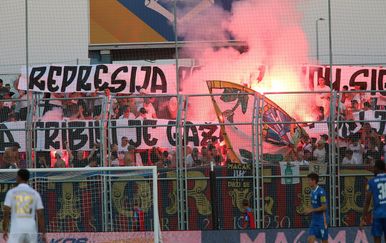 Torcida u Varaždinu razvila transparent, a zatim je krenulo vrijeđanje Zlatka Dalića