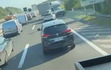 Ovako se turisti snalaze u gužvama: Poljak pokušao pretjecati zaustavnom trakom, ali pobjednik je ipak Bugar…