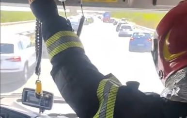 Vatrogasci podijelili snimku vožnje prema prometnoj nesreći na A1: "Tamo se makni, tuko!"