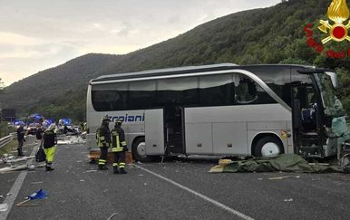 Težak sudar kampera i autobusa u Italiji