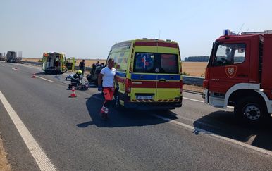 Detalji nesreće na A3: Auto završio na krovu, dvoje ljudi ozlijeđeno