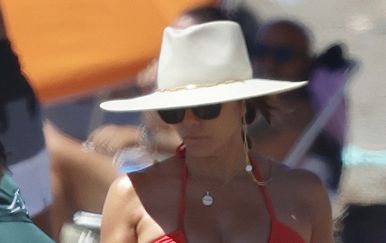 Eva Longoria u crvenom bikiniju pokazala figuru na kojoj bi joj mnogi pozavidjeli