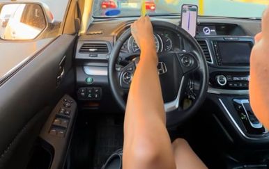 Umjetnica bez ruku iz Srbije pokazala kako vozi, komentari su užasni