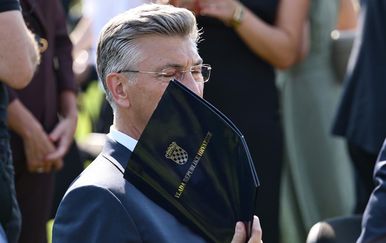 Visoki uzvanici se borili s vrućinom u Kninu
