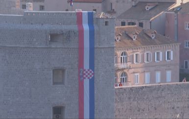 U gradovima diljem Hrvatske obilježen Dan pobjede: "Ti ljudi su išli samnom u školu, a sada gledam njihova imena na nadgrobnoj ploči"
