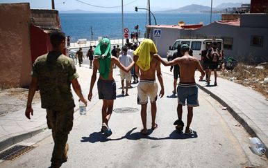 Stotine maloljetnih migranata tumaraju ulicama Ceute