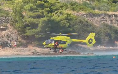 Objavljene snimke s Hvara: Helikopter hitne pomoći sletio na morske stijene i spasio pacijenticu