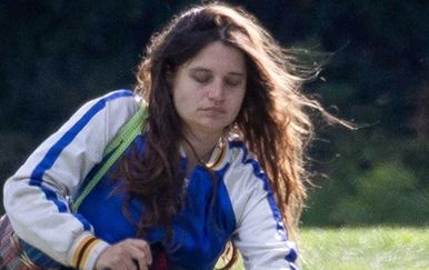 Tiger Lily Hutchence snimljena u šetnji