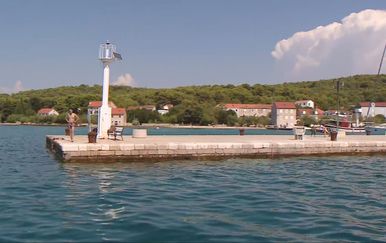 Zlarin ima heliodrom, ali helikopter mora na plažu jer je sletište zatrpano smećem