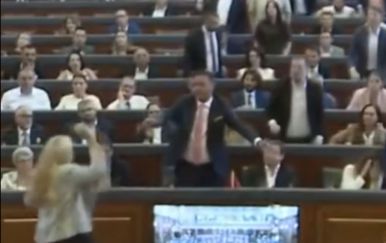 Incident u Skupštini Kosova: Zastupnica Kurtija gađala jajima
