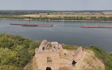 Rekordno nizak Dunav donio neobičan prizor