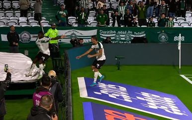 VIDEO Nogometaš zabio gol pa u šokantnoj maniri uskočio doslovno - u svlačionicu!