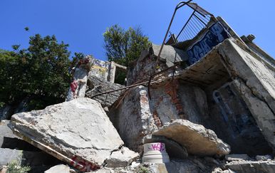 KBC Rijeka: Maloljetnici stradali u padu balkona izvan životne opasnosti