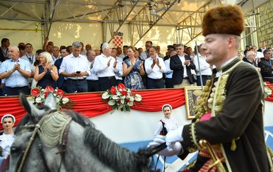 Državni vrh stigao na Sinjsku alku