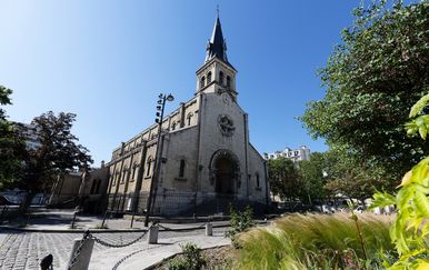 Incident u Parizu: Starica ušetala u crkvu sa dvije granate