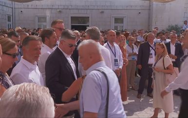 Uz tradiciju i politički vrh na Alki, glavna tema u Sinju bila je afera s otpadom u Lici