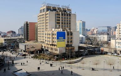 Ogromna ukrajinska zastava uklonjena iz centra Prištine