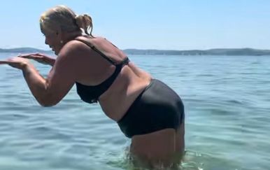 "Pravi dupin!" Pokušao naučiti mamu skakati na glavu i nasmijao cijelu regiju