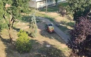 Zrinjevac kosi travu uništenu vrućinom, građani zgroženi: "Ovo što rade nije normalno"