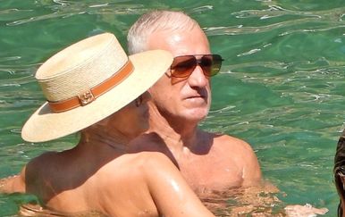 Didier Deschamp na odmoru sa suprugom, sinom i snahom