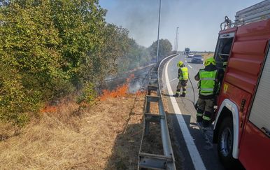 Gori trava uz autocestu kod Lučkog: Vatrogasci se bore s buktinjom na obje strane prometnice